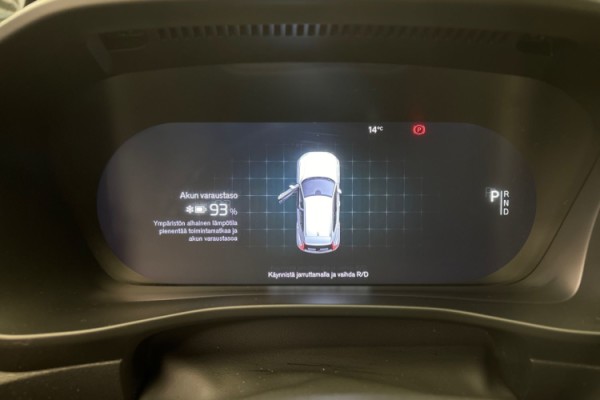 Esittelykuva Volvo XC40 täyssähköautosta.