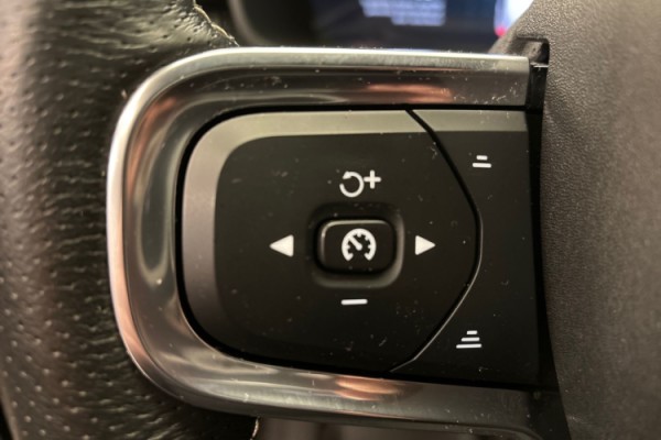 Esittelykuva Volvo XC40 täyssähköautosta.