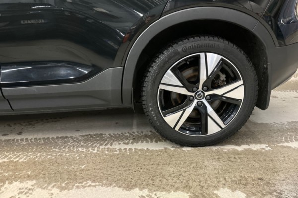 Esittelykuva Volvo XC40 täyssähköautosta.
