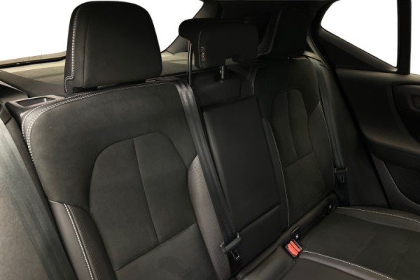 Esittelykuva Volvo XC40 täyssähköautosta.