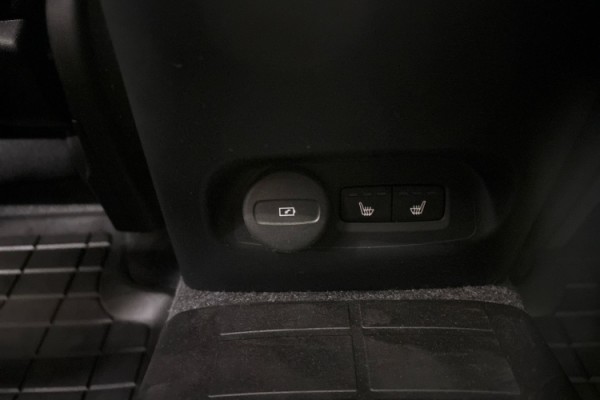 Esittelykuva Volvo XC40 täyssähköautosta.