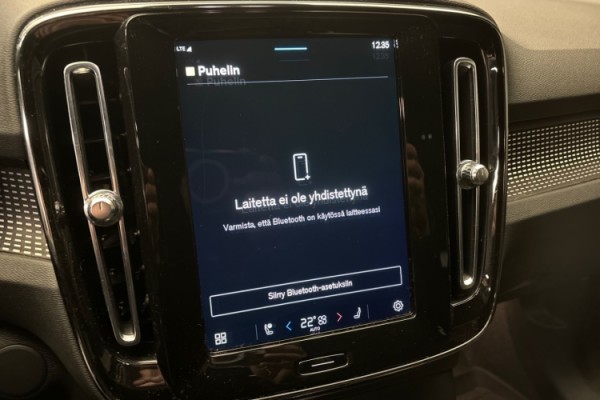 Esittelykuva Volvo XC40 täyssähköautosta.