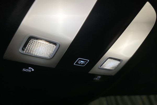 Esittelykuva Volvo XC40 täyssähköautosta.