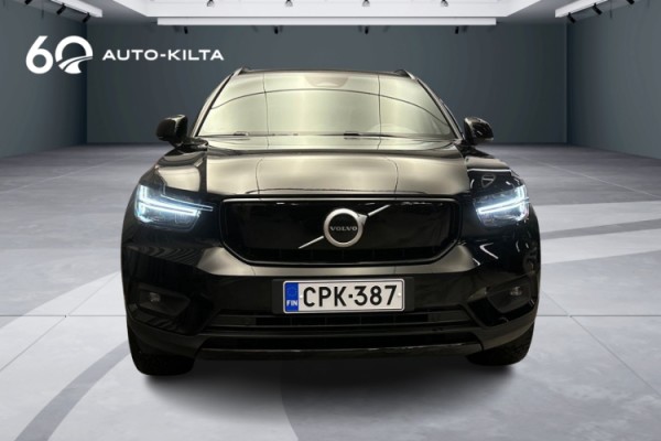 Esittelykuva Volvo XC40 täyssähköautosta.