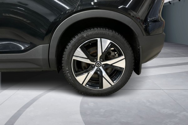 Esittelykuva Volvo XC40 täyssähköautosta.