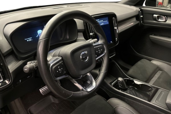 Esittelykuva Volvo XC40 täyssähköautosta.