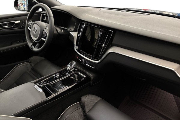 Esittelykuva Volvo S60 lataushybridiautosta.