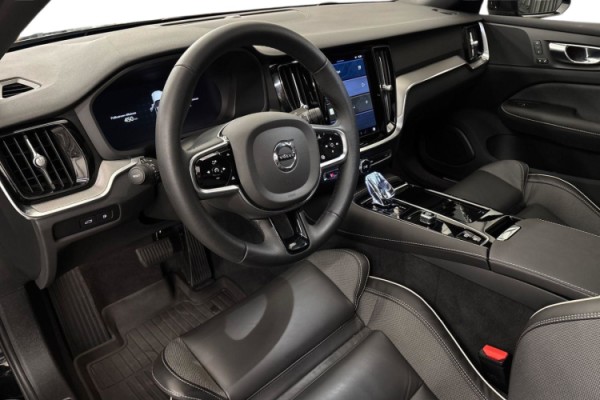 Esittelykuva Volvo S60 lataushybridiautosta.
