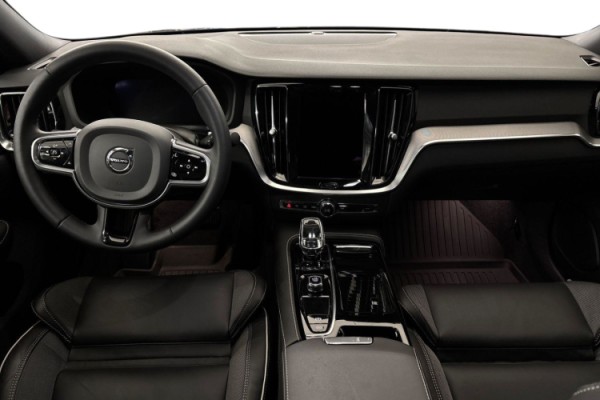 Esittelykuva Volvo S60 lataushybridiautosta.