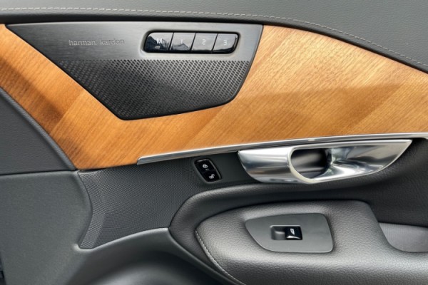 Esittelykuva VOLVO XC90 lataushybridiautosta.