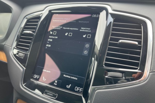 Esittelykuva VOLVO XC90 lataushybridiautosta.