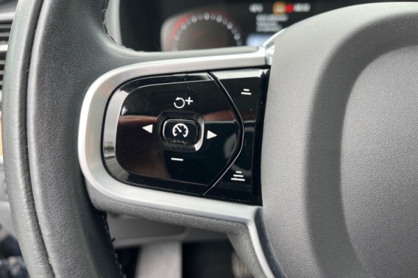 Esittelykuva VOLVO XC90 lataushybridiautosta.