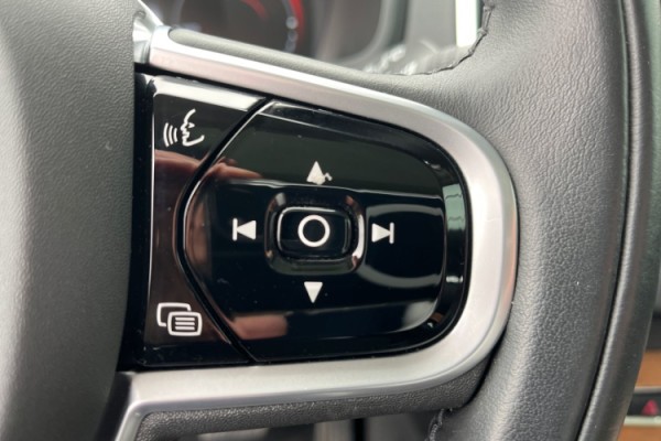 Esittelykuva VOLVO XC90 lataushybridiautosta.