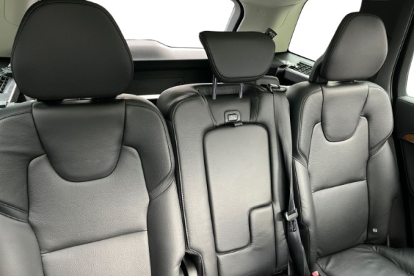 Esittelykuva VOLVO XC90 lataushybridiautosta.