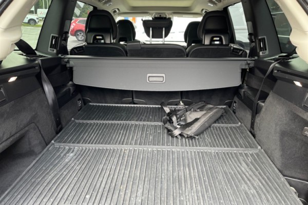 Esittelykuva VOLVO XC90 lataushybridiautosta.