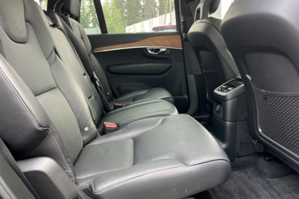 Esittelykuva VOLVO XC90 lataushybridiautosta.