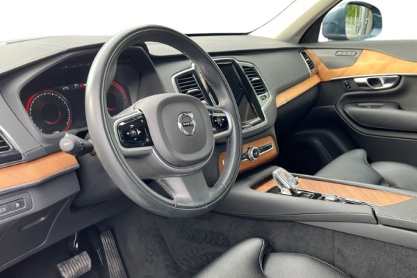 Esittelykuva VOLVO XC90 lataushybridiautosta.