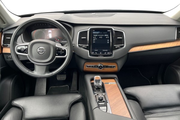Esittelykuva VOLVO XC90 lataushybridiautosta.