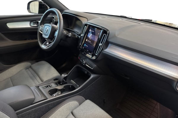 Esittelykuva VOLVO XC40 kevythybridiautosta.