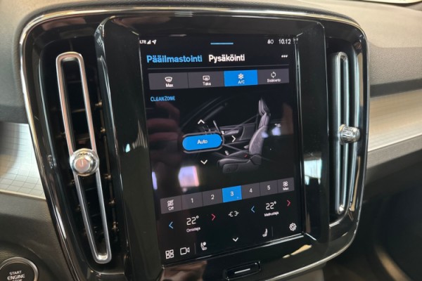 Esittelykuva VOLVO XC40 kevythybridiautosta.