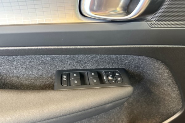 Esittelykuva VOLVO XC40 kevythybridiautosta.