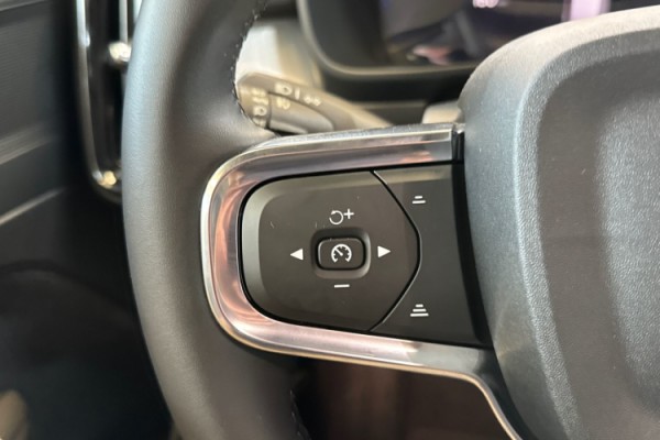 Esittelykuva VOLVO XC40 kevythybridiautosta.