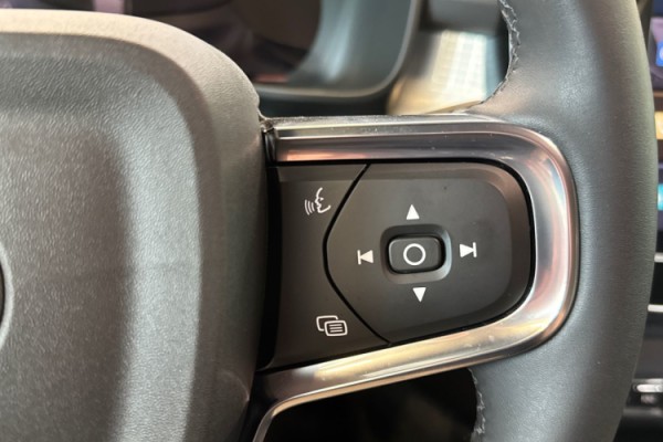 Esittelykuva VOLVO XC40 kevythybridiautosta.
