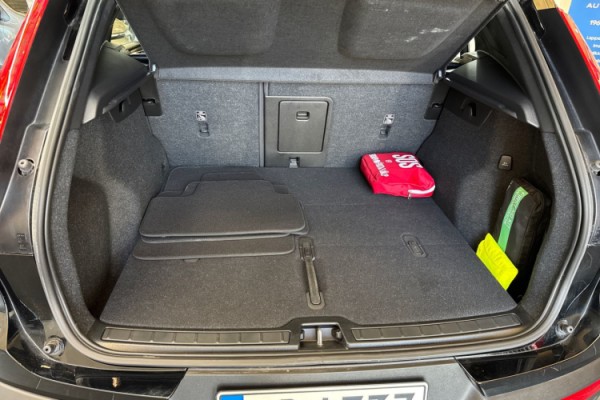Esittelykuva VOLVO XC40 kevythybridiautosta.