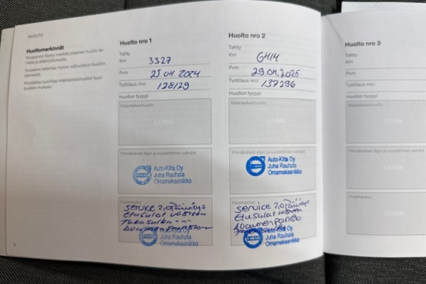 Esittelykuva VOLVO XC40 kevythybridiautosta.