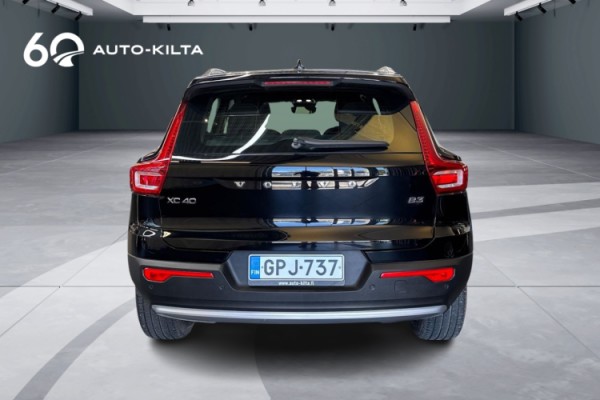 Esittelykuva VOLVO XC40 kevythybridiautosta.