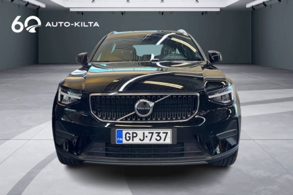 Esittelykuva VOLVO XC40 kevythybridiautosta.