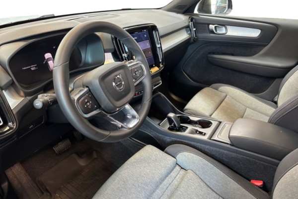 Esittelykuva VOLVO XC40 kevythybridiautosta.