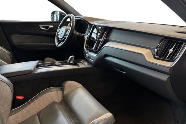 Esittelykuva Volvo XC60 lataushybridiautosta.