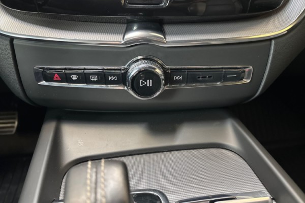 Esittelykuva Volvo XC60 lataushybridiautosta.