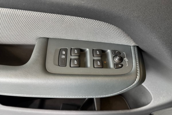 Esittelykuva Volvo XC60 lataushybridiautosta.