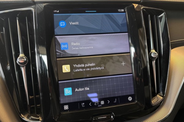Esittelykuva Volvo XC60 lataushybridiautosta.