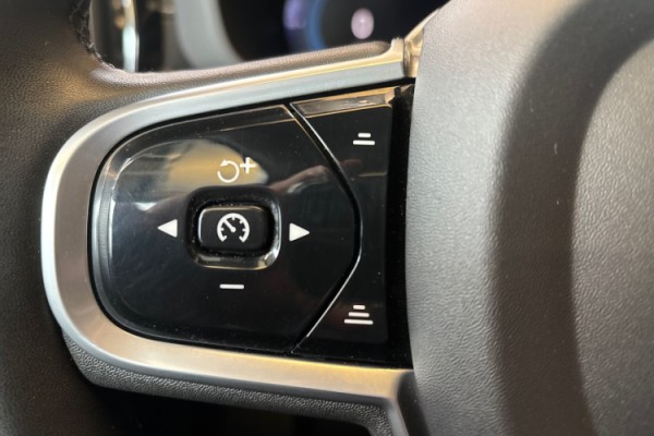 Esittelykuva Volvo XC60 lataushybridiautosta.