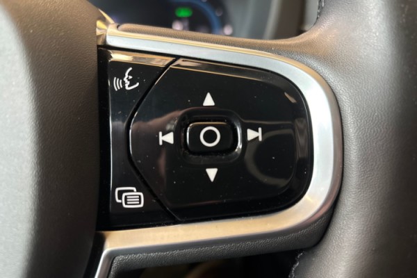 Esittelykuva Volvo XC60 lataushybridiautosta.