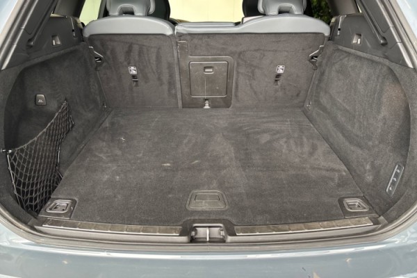 Esittelykuva Volvo XC60 lataushybridiautosta.
