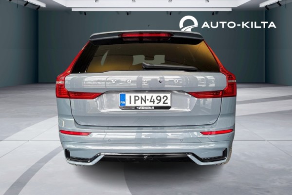 Esittelykuva Volvo XC60 lataushybridiautosta.