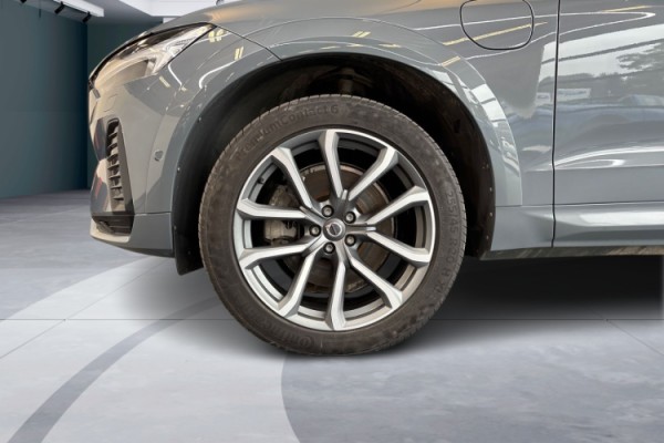 Esittelykuva Volvo XC60 lataushybridiautosta.