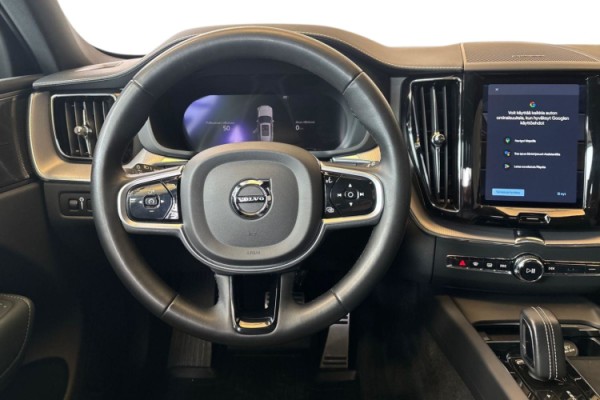 Esittelykuva Volvo XC60 lataushybridiautosta.