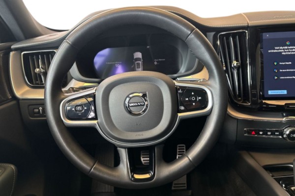 Esittelykuva Volvo XC60 lataushybridiautosta.