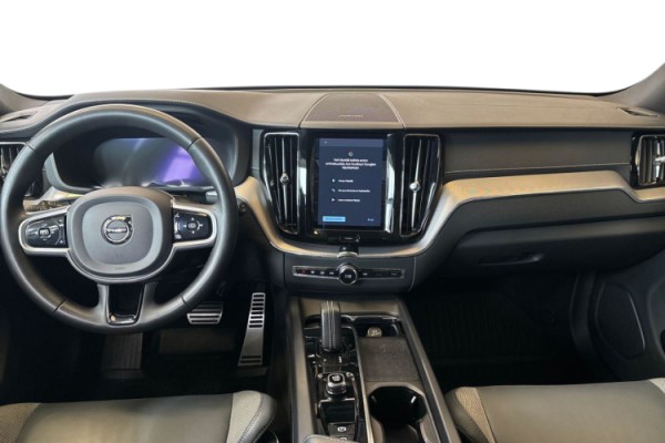 Esittelykuva Volvo XC60 lataushybridiautosta.