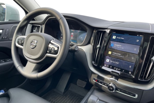 Esittelykuva Volvo XC60 lataushybridiautosta.
