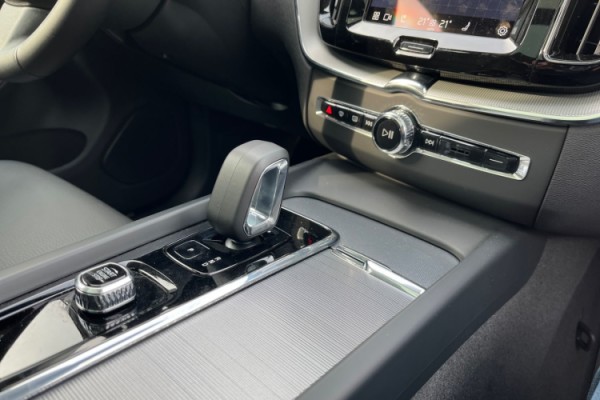 Esittelykuva Volvo XC60 lataushybridiautosta.