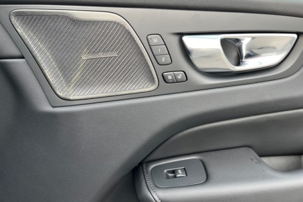 Esittelykuva Volvo XC60 lataushybridiautosta.