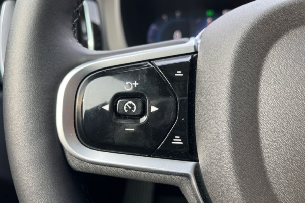 Esittelykuva Volvo XC60 lataushybridiautosta.