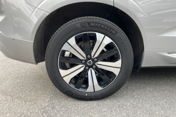 Esittelykuva Volvo XC60 lataushybridiautosta.