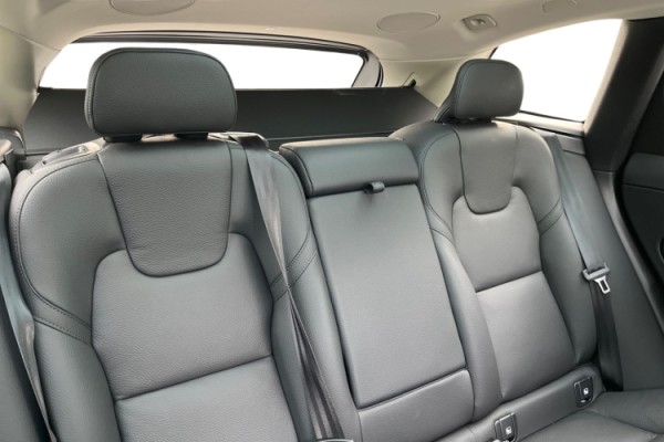 Esittelykuva Volvo XC60 lataushybridiautosta.